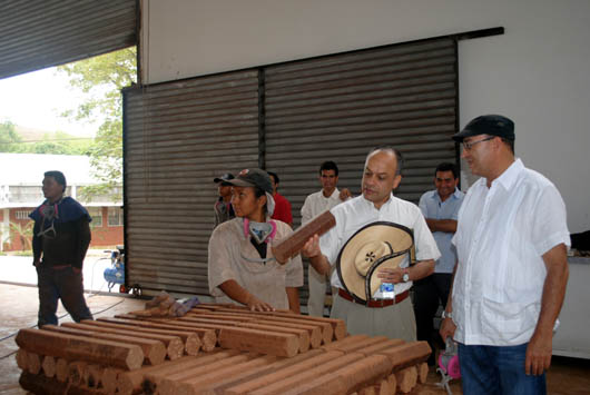 20 dicembre 2012 - Inaugurazione dellimpianto di produzione presso lopera salesiana Villa Don Bosco di Santander de Quilichao: da destra a sinistra della foto: don Germn Londoo, direttore, don John Jairo Gmez Ra, Ispettore COM.