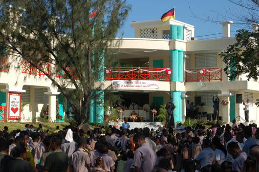 21 dicembre 2012 - I salesiani di Haiti hanno inaugurato la prima costruzione in muratura presso la Ecoles Nationale des Arts et Mtiers (ENAM).