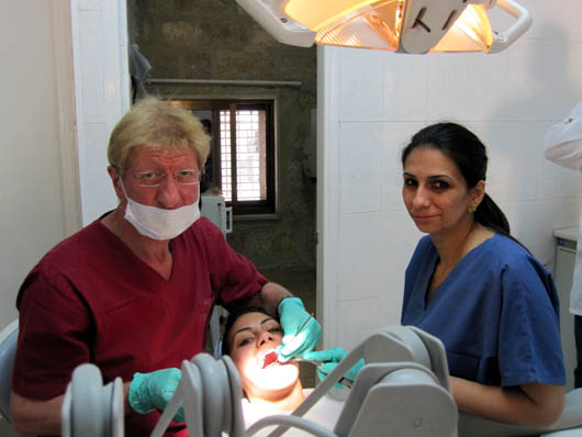 Servizio di cure odontoiatriche gratuite per i bambini poveri della Palestina, iniziativa, promossa da varie realt cristiane, partecipa anche Mauro Giacomi, exallievo salesiano.
