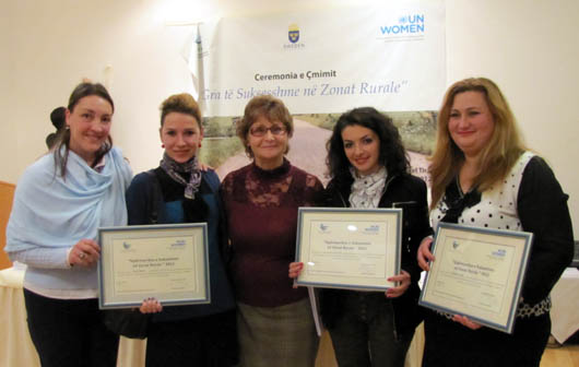 27 dicembre 2012 - Drita, Arjeta, Stela, Zina e Gjystina, coinvolte nei progetti dellONG salesiana Volontariato per lo Sviluppo (VIS) nel Nord Albania, hanno ottenuto il riconoscimento di Imprenditrici di successo nelle zone rurali.