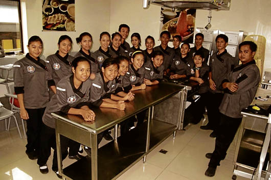 febbraio 2013 - Ragazzi dellopera per il recupero dei ragazzi di strada Tuloy Foundation durante il corso formativo in Arti Culinarie.