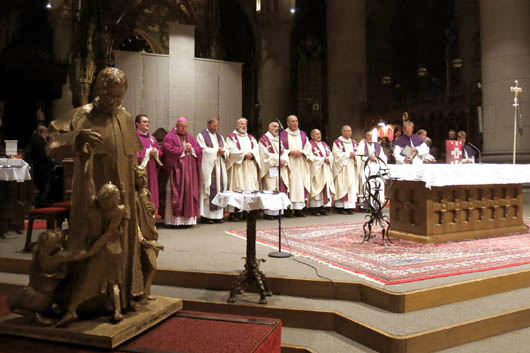 13 febbraio 2013 - Peregrinazione della reliquia di Don Bosco: mons. Ludwig Schwarz, vescovo salesiano di Linz, presiede la messa solenne in presenza della statua, affiancato da don Rudolf Osanger, Ispettore, e da altri salesiani del paese.