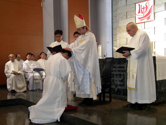 9 marzo 2013 - Il chierico Francesco Okamoto Daijiro ordinato diacono con l`imposizione delle mani di mons. Giacomo Koda, vescovo ausiliare di Tokyo.