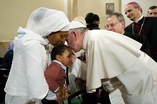 19 gennaio 2014 - Papa Francesco visita parrocchia Sacro Cuore di Gesù: incontro con i rifugiati. (servizio fotografico de "L`Osservatore Romano")