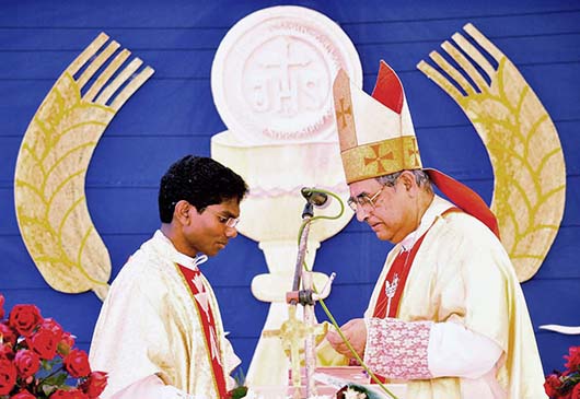 18 gennaio 2014 - Mons. Cyprian Monis, vescovo di Asansol, presiede lordinazione sacerdotale del diacono salesiano Charles Murmu. 
