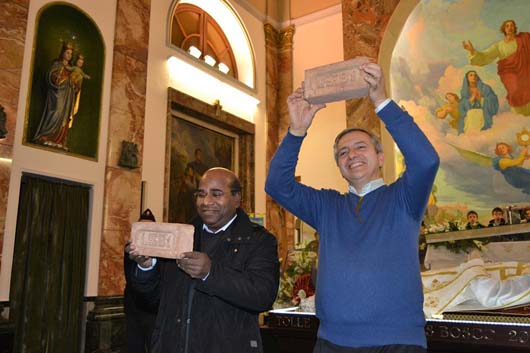 17-18 gennaio 2014 - Don Eligio Caprioglio, Direttore dell’opera salesiana di Ivrea, e don Maria Arokiam Kanaga, Consigliere Generale per l’Asia Sud, mostrano due mattoni rappresentanti i due aspirantati missionari salesiani dell’India, Sirajuli (2011) e Perambur (2012).