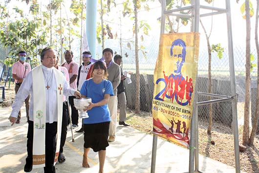 24 gennaio 2014 - Don Leo Ochoa, direttore del Vithayalai Don Bosco Battambang benedice la nuova mini palestra.