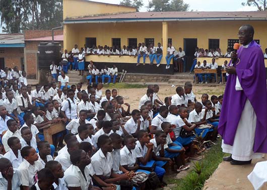 5 Marzo 2014 – 1700 allievi della scuola salesiana “Institut Mwanga d’Uvira- Stella Maris”, appartenente all’Ispettoria dell’Africa Centrale (AFC), hanno partecipato alla Quaresima Missionaria.