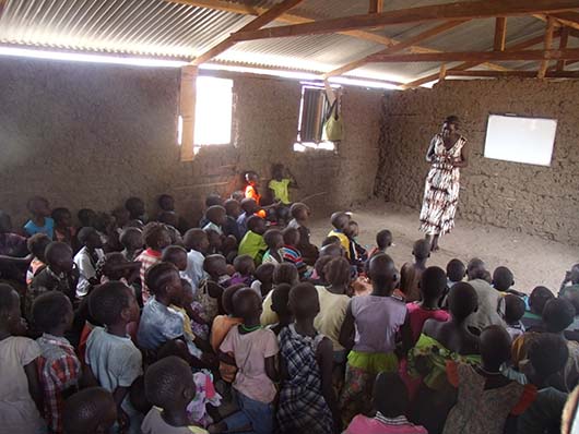 Marzo 2014 – Lezioni scolastiche ai bambini del campo profughi di Juba.
