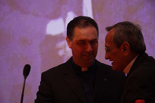 25 Marzo 2014 - CG27: Don Pascual Chvez, chiede a Don ngel Fernndez Artime, a nome dellassemblea capitolare se accetta l`elezione a Rettor Maggiore dei Salesiani.