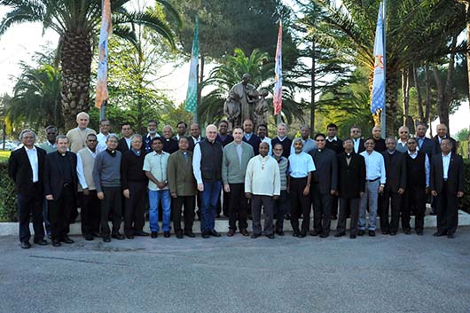 8 Aprile 2014  CG27: Don ngel Fernndez Artime, Rettor Maggiore, insieme ad alcuni Consiglieri con i membri della Regione Asia Sud.