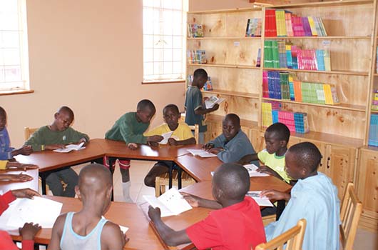 Maggio 2014 - Biblioteca per ragazzi con difficoltà di lettura presso l’opera “Don Bosco Boys Lang’ata”.