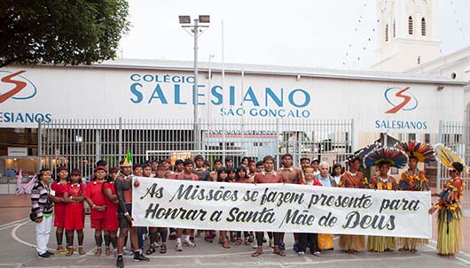 24 Maggio 2014 - Processione in onore di Maria Ausiliatrice con la partecipazione degli indigeni Bororo e Xavante.