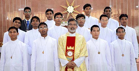 24 Maggio 2014 - Prime professioni di 14 giovani presso il noviziato Nazareth Bhavan di Siliguri, Ispettoria di Calcutta (INC).