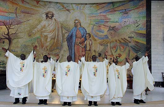 31 Maggio 2014 – Nel Santuario di Maria Ausiliatrice, Don Bosco Upper Hill, sei diaconi sono stati ordinati sacerdoti da mons. Martin Kivuva, vescovo di Machakos.