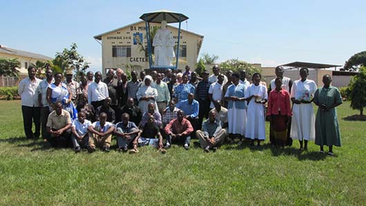 31 Maggio 2014 - Salesiani e membri della Famiglia Salesiana della Visitatoria “Africa Grandi Laghi” (AGL) si sono riuniti a Buterere, nei pressi di Bujumbura, per il primo pellegrinaggio al santuario e centro di educazione mariana dedicato a Maria Ausiliatrice.