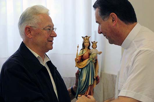 24 Giugno 2014  Don ngel Fernndez Artime, Rettor Maggiore, donato una statua di Maria Ausiliatrice a don Herbert Bihlmayer in occasione del 50 anniversario di ordinazione.