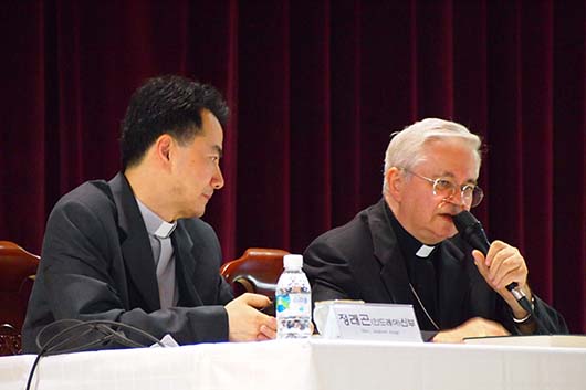 21 Giugno 2014 - Mons. Mario Toso, Segretario del Pontificio Consiglio della Giustizia e della Pace, presenta lEsortazione Apostolica Evangelii Gaudium in vista della prossima visita di Papa Francesco in Corea del Sud.