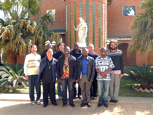 18 Luglio 2014 - Don George Chalissery, Superiore della Visitatoria Zambia-Malawi-Zimbabwe-Namibia (ZMB), don Alfred Maravilla, membro del Dicastero per le Missioni, con i salesiani del quinquennio.