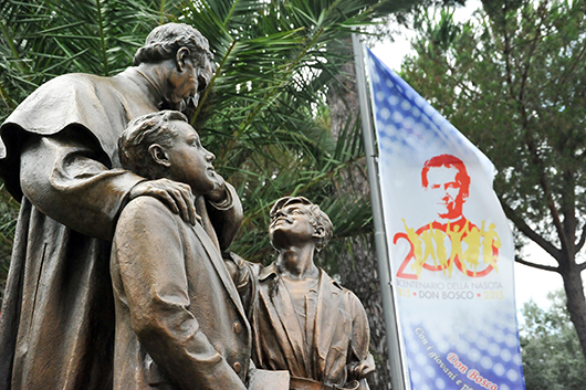 10 Agosto 2014 - Statua di Don Bosco con i fanciulli e bandiera del Bicentenario
