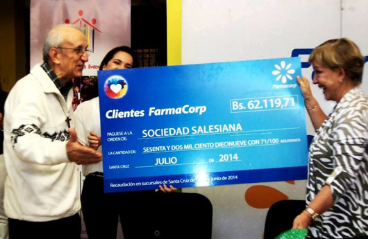31 Luglio 2014 - Consegna del denaro ottenuto attraverso una raccolta fondi della Farmacorp in favore del "Patio Don Bosco"