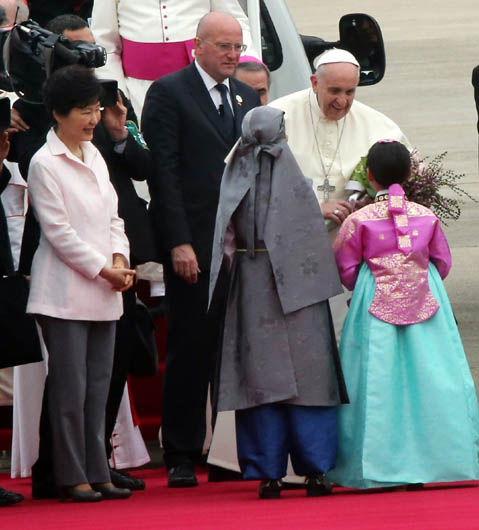 14 Agosto 2014 - Papa Francesco atterrato alla Base Aerea di Seul (Servizio fotografico de `L`Osservatore Romano")