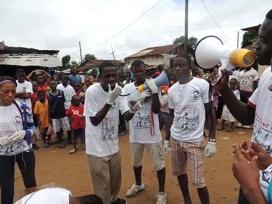 Settembre 2014 - I giovani che frequentano le due presenze salesiane a Monrovia stanno animando uniniziativa comunitaria di sensibilizzazione ed educazione preventiva a contrasto dellepidemia di Ebola.