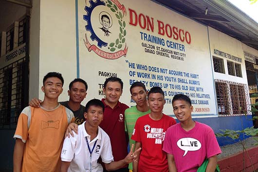 20 ottobre 2014 - Il direttore del Don Bosco Training Center, don Jude Albarando (al centro della foto), con alcuni studenti di fronte al vecchio laboratorio.