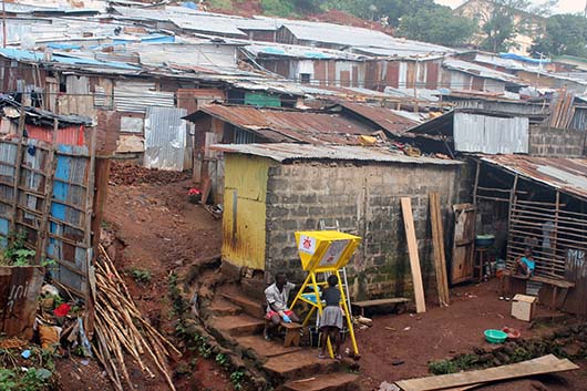 novembre 2014 - La ONG salesiana Don Bosco Fambul, ha donato 20 lavandini mobili al Ministro del Welfare, gli Affari di Genere e i Bambini, affinch vengano utilizzati nella capitale, Freetown.