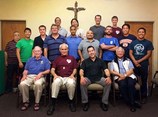 8 novembre 2014 - Don Guillermo Basañes, Consigliere Generale per le Missioni, e don Ted Montemayor, Ispettore degli Stati Uniti Ovest (SUO), con la comunità del noviziato di Rosemead.