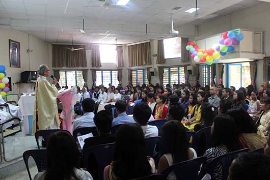 16 novembre 2014 – Oltre 200 giovani dello stato di Meghalaya, hanno celebrato la giornata di fondazione della Comunità cristiana di Meghalaya a Bangalore, presieduta da mons. Dominic Jala, SDB, arcivescovo di Shillong.