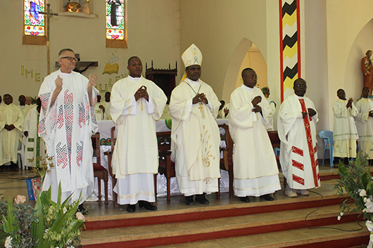22 novembre 2014 - Ordinazione di tre diaconi da parte di mons. Gaston Ruvezi, SDB, vescovo della diocesi di Sakania-Kipushi.