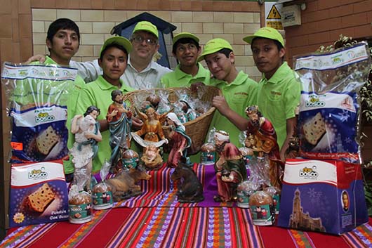 dicembre 2014 - Giovani della casa di accoglienza preparano i “Panettoni Don Bosco”.