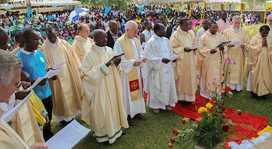 7 dicembre 2014 - Mons. Cyprian Kizito Lwanga, arcivescovo di Kampala, ha presieduto la celebrazione eucaristica per i 25 anni di presenza salesiana in Uganda e i 25 anni di fondazione della parrocchia di Bombo-Namaliga.
