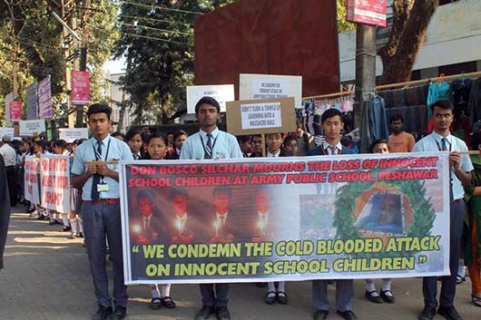17 dicembre 2014 - La scuola salesiana “Don Bosco School” di Silchar ha organizzato una manifestazione per condannare il massacro di 132 bambini da parte dei talebani in una scuola a Peshawar, Pakistan.