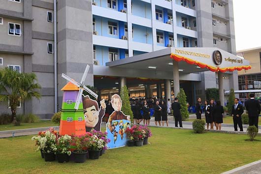 26 Gennaio 2015 - La scuola “Don Bosco Vithaya” di Udon Thani, in occasione delle celebrazioni per il Bicentenario di Don Bosco, ha inaugurato e benedetto un nuovo edificio di 6 piani.