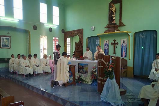 4 febbraio 2015  Don Francesco Cereda, Vicario del Rettor Maggiore, presiede linsediamento del nuovo Superiore della Visitatoria del Myanmar (MYM), don Charles Saw.