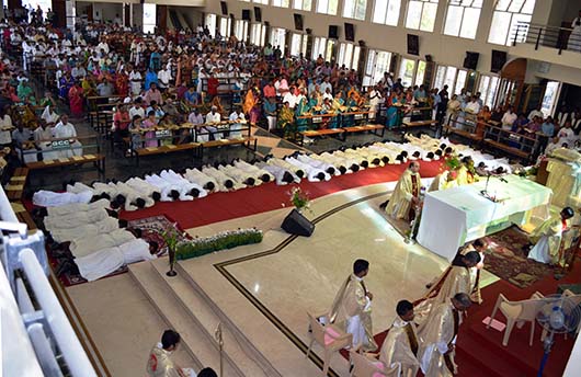 19 marzo 2015 – L’arcivescovo di Bangalore, mons. Bernard Moras, ha presieduto le ordinazioni di 38 diaconi di cui 22 salesiani, provenienti da 8 ispettorie dell’India.