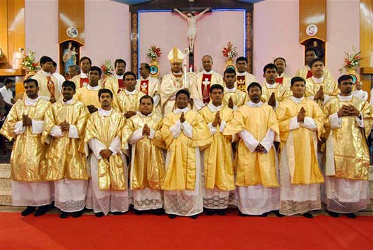 18 marzo 2015  14 salesiani studenti di teologia presso il Becchi Don Bosco, Kavarapettai, sono stati ordinati diaconi dallarcivescovo di Madras-Mylapore, mons. George Antonysamy.