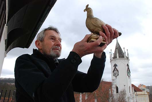 marzo 2015 - Don Benno Benes, SDB,  stato recentemente premiato con la Colomba dOro per la Pace, in riconoscimento al suo lavoro per i Diritti Umani e in particolare per la promozione del dialogo ceco-tedesco, in una regione, quella del Nord della Boemia.