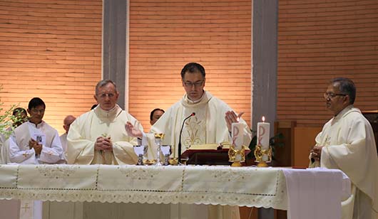 25 marzo 2015  La comunit della Casa Generalizia dei salesiani, ha celebrato lEucaristia di ringraziamento a Dio per il primo anno come Rettor Maggiore di Don ngel Fernndez Artime.