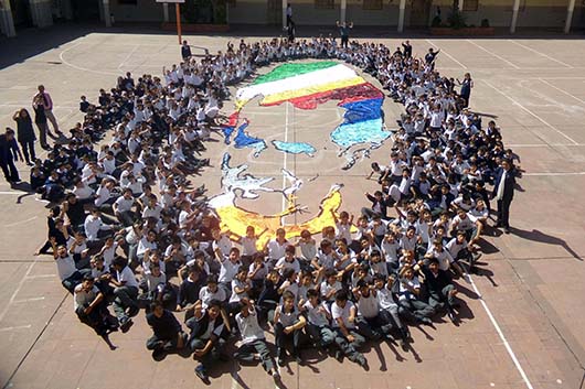 10 aprile 2015  Collegio ngel Zerda gli alunni hanno elaborato un gigantesco e colorato volto di Don Bosco nel cortile della scuola.
