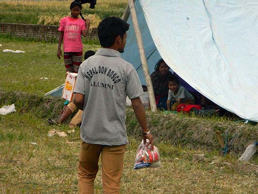 28 aprile 2015 - Giovani del Nepal Don Bosco portano aiuti umanitari ai terremotati.