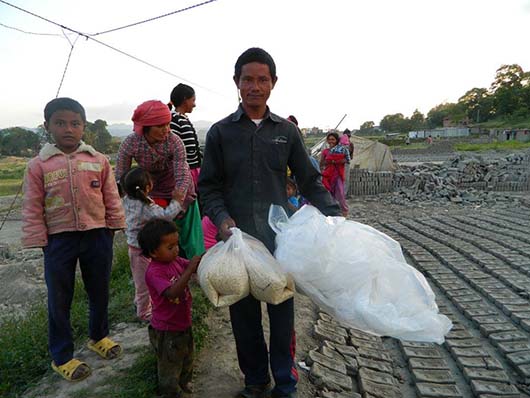 28 aprile 2015 - Giovani del Nepal Don Bosco portano aiuti umanitari ai terremotati.