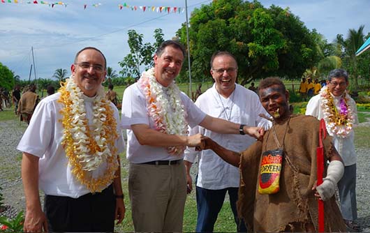 3 maggio 2015 - Prima visita di un Rettor Maggiore alle Isole Salomone, Don ngel Fernandez Artime, accompagnato da don Vclav Klement, Consigliere per la Regione Asia Est-Oceania e don Horacio Lpez, Segretario del Rettor Maggiore.