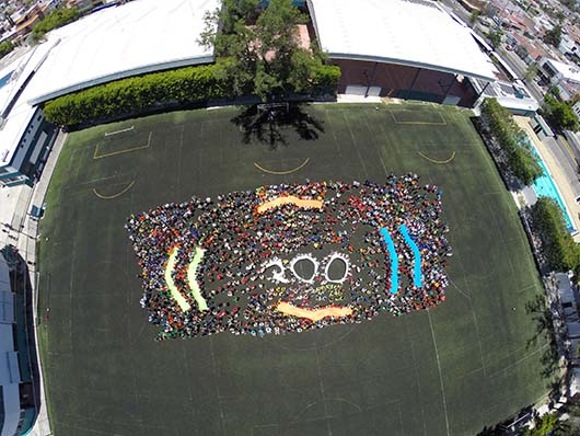 3 maggio 2015 - Festa del Bicentenario della nascita di Don Bosco, a cui hanno partecipato oltre duemila persone, la maggior parte giovani provenienti dalle varie opere dellIspettoria di Guadalajara: un drone ha permesso di catturare immagini aeree con il logo dellincontro mondiale del MGS.