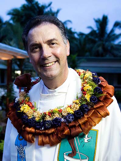 7 maggio 2015 - Don ngel Fernndez Artime, Rettor Maggiore, con gli ornamenti tradizionali di Suva.