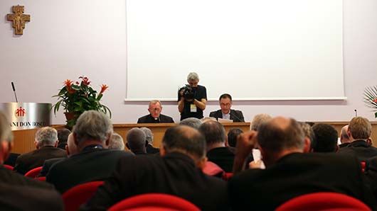 22 maggio 2015 - Don Ángel Fernández Artime, Rettor Maggiore, insieme al suo Vicario, don Francesco Cereda, ha presentato ai vescovi i temi, lo svolgimento e gli orientamenti ricevuti nel Capitolo Generale 27.