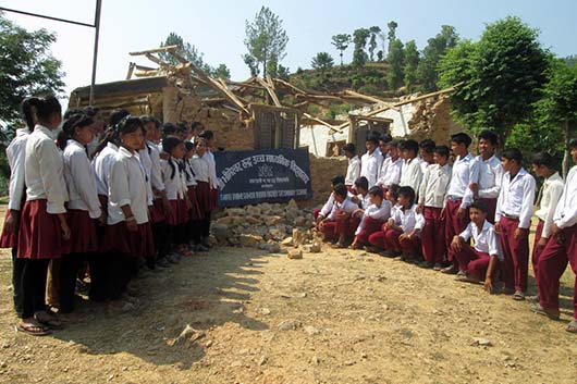 giugno 2015 - Alunni di una scuola distrutta dal terremoto.