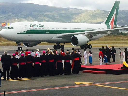 5 luglio 2015 - L`aereo papale atterra all`aeroporto di Quito